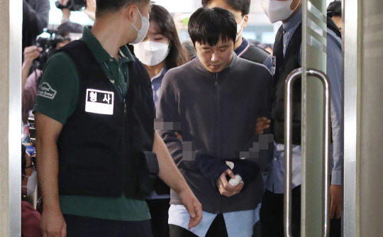 21일 신당역 살해 피의자 전주환이 남대문경찰서에서 검찰로 이송되고 있다. 경찰은 신당역 여자 화장실에서 스토킹하던 20대 여성 역무원을 살해한 혐의로 구속한 전주환을 검찰로 송치했다. <사진공동취재단>